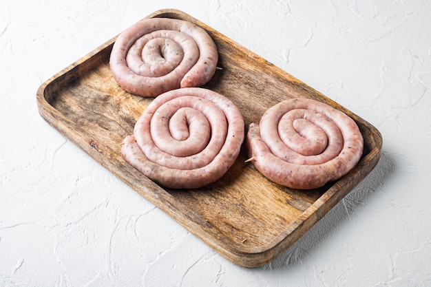 Salsiccia di lumaca cruda nel tradizionale set a spirale, su sfondo bianco