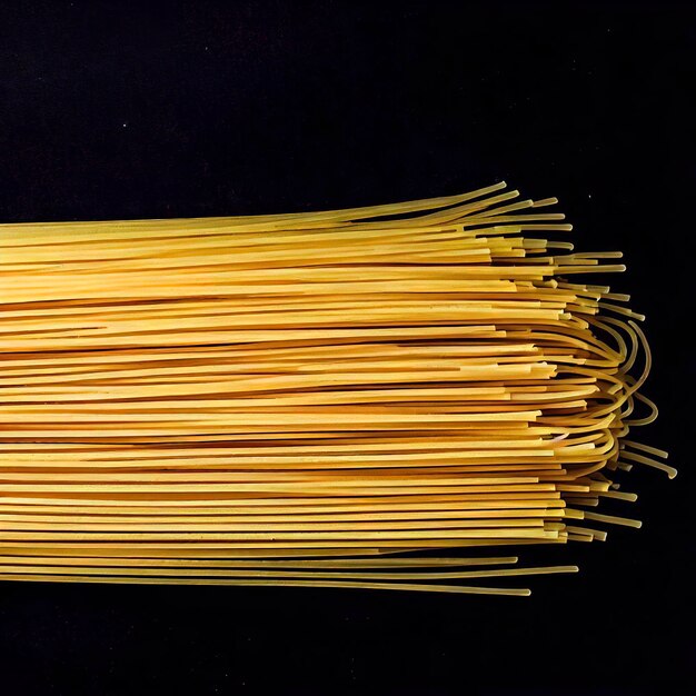сырые макароны спагетти, изолированные на черном фоне вид сверху с копией пространства