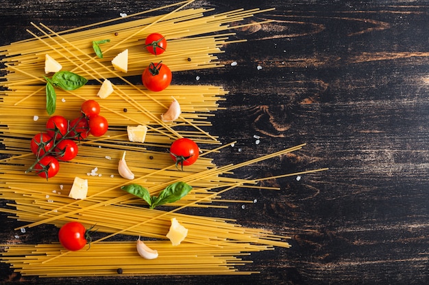 Photo raw spaghetti on a black background