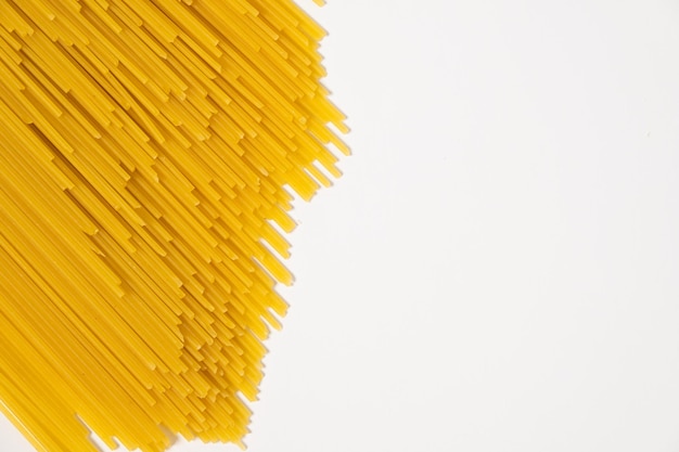 Макрос сырых спагетти итальянской кухни на белом фоне