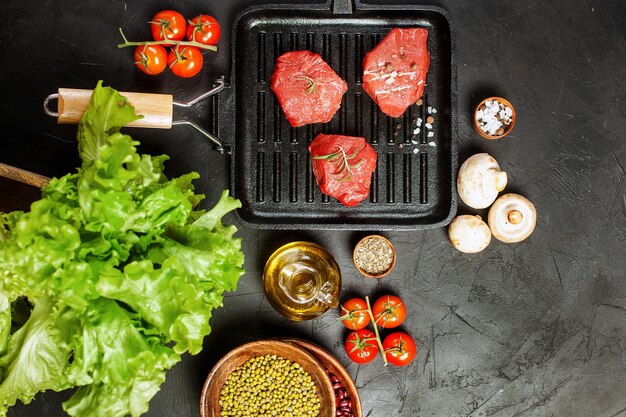 Photo raw steak fillet with vegetables