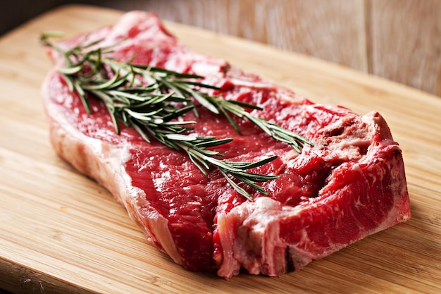 Raw steak klaar om te worden gegrild foto van hoge kwaliteit