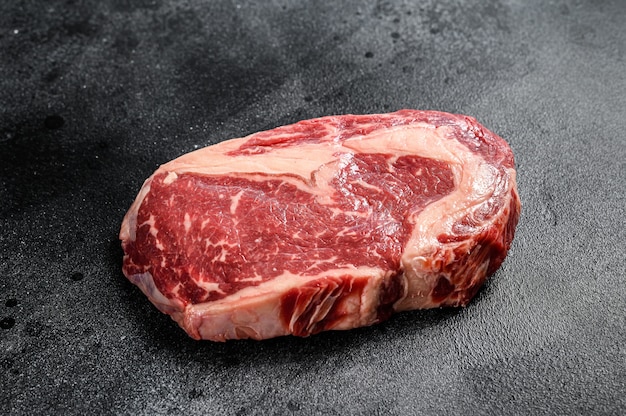 블랙 테이블에 원시 스테이크 ribeye