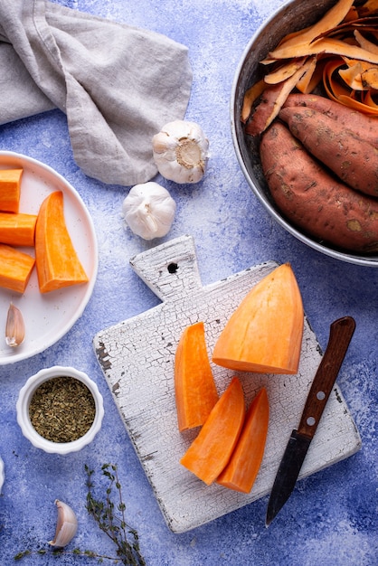 Photo raw sweet potato with herbs and garlic