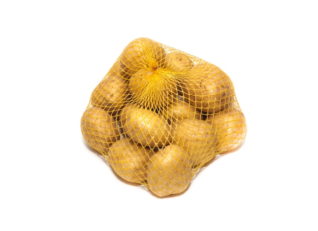 Patate dolci crude in sacco a rete isolato su sfondo bianco