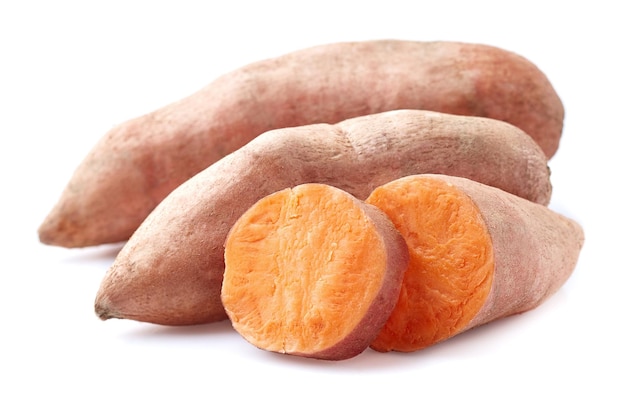 Photo raw sweet potatoes on white background