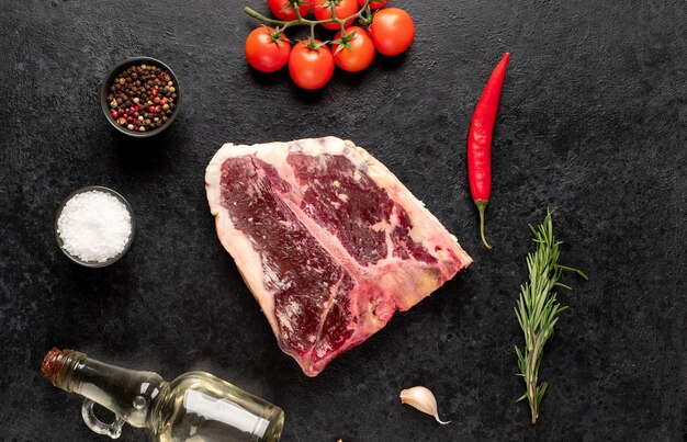 Bistecca cruda con spezie su uno sfondo di pietra bistecca essiccata con copia spazio per il testo