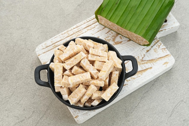 Raw Tempeh, Tempeh или Tempe, традиционная индонезийская еда, приготовленная из ферментированных соевых бобов.