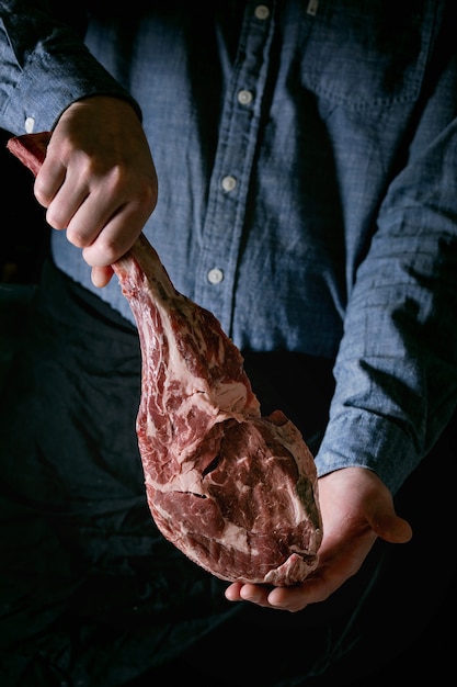 Bistecca di tomahawk cruda