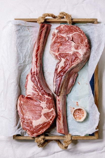 Bistecca di tomahawk cruda