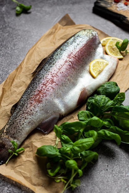 羊皮紙のクローズアップに頭のない生のマスの魚