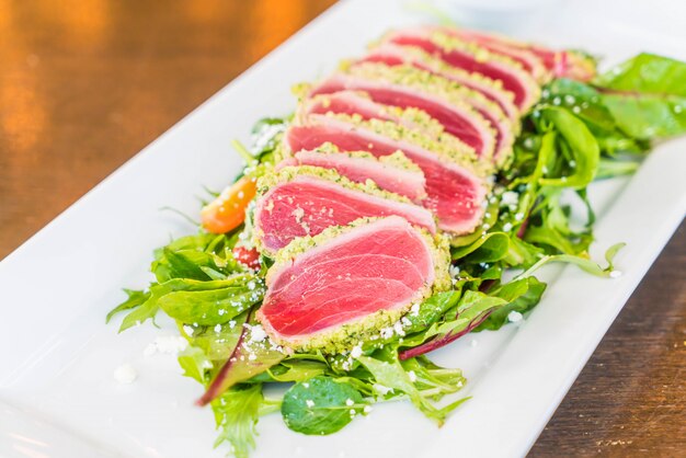 Foto insalata di tonno crudo