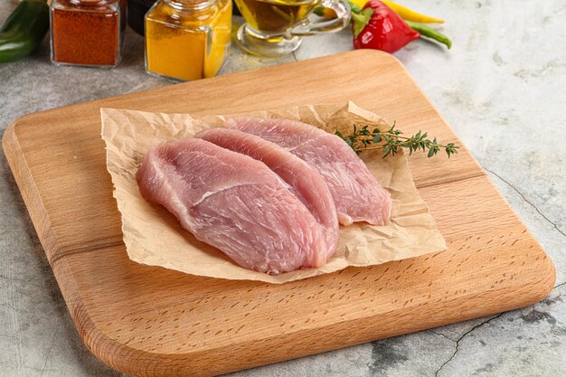 Photo raw turkey breast fillet steak