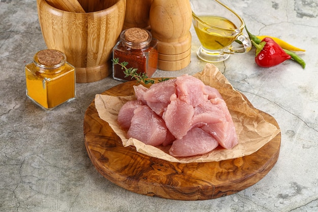 Photo raw turkey breat fillet cubes