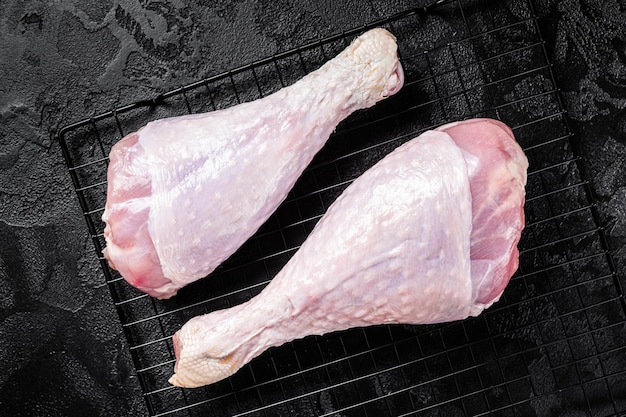 Photo raw turkey legs on a butcher table black background top view