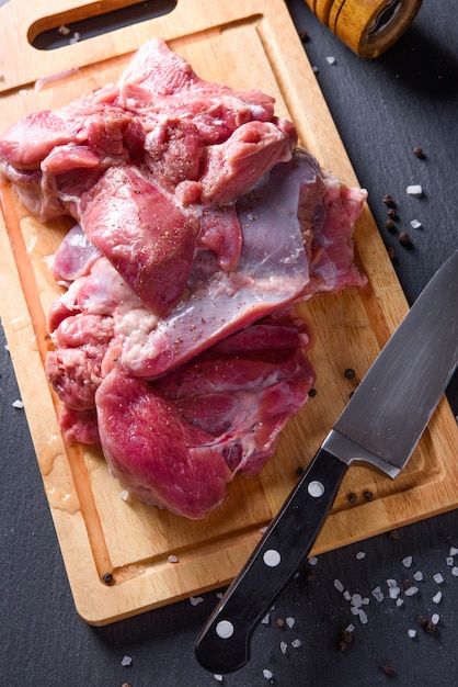 Foto carne di tacchino cruda sul tagliere di legno