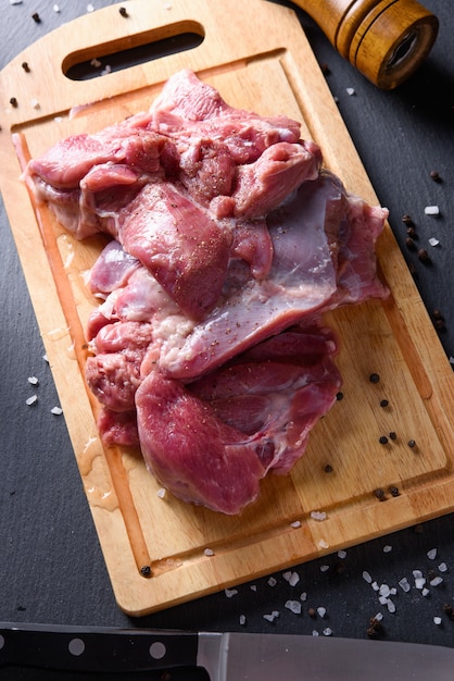 Photo raw turkey meat on wooden cutting board