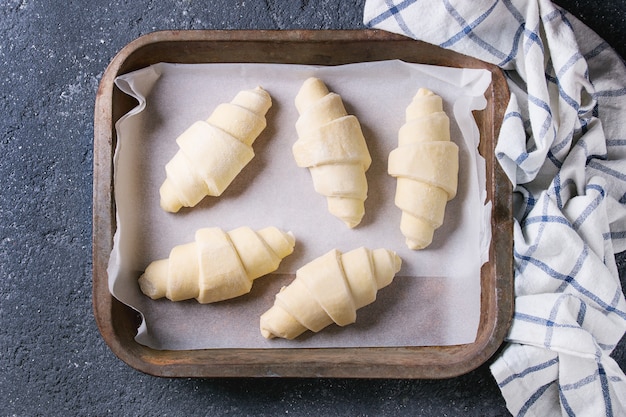 生の焼きたてのクロワッサン