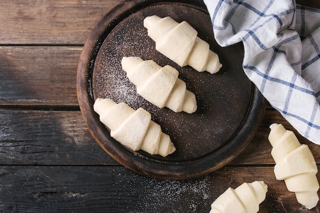 生の焼きたてのクロワッサン