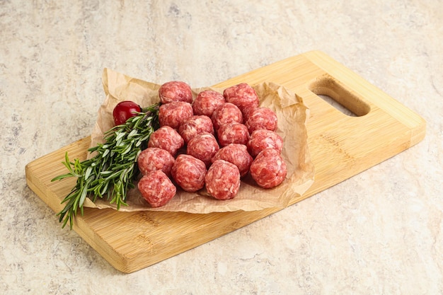 Photo raw uncooked beef meatballs served rosemary