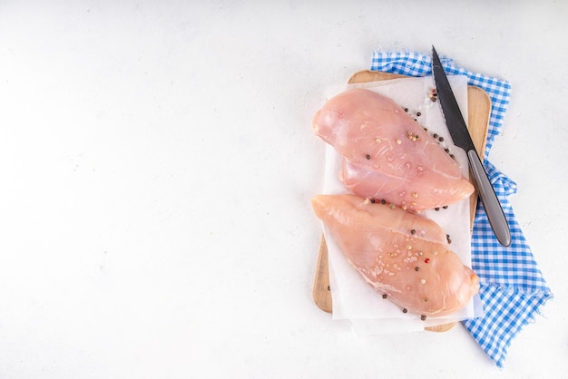 Foto filetto di petto di pollo crudo sul tavolo da cucina