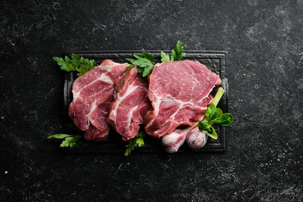 Photo raw veal meat with parsley and spices on the table beef steak top view free space for your text rustic style