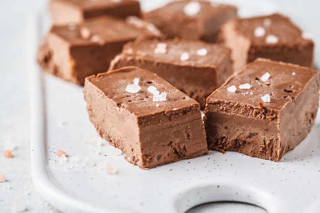 Fondente di cioccolato crudo vegan su un bordo bianco.