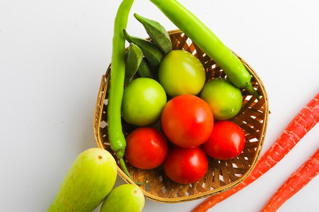 白い背景の木製ボウルに生野菜