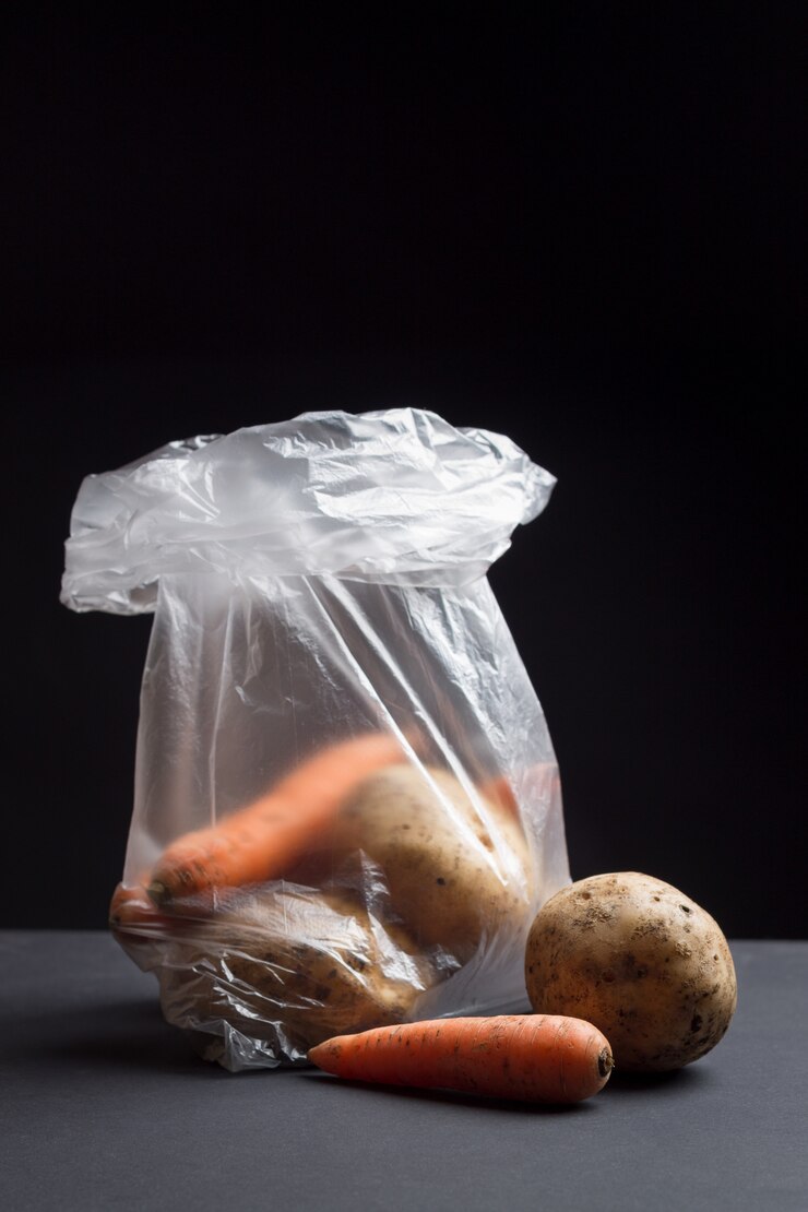 ビニール袋に生野菜。この画像は、ビニール袋が食品に及ぼす悪影響を示しています。