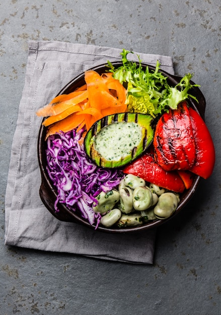 Raw vegetables with beans, grilled avocado and bell pepper