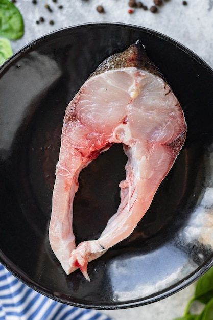 生の白身魚ステーキシルバーコイはスナックペスカタリアンダイエットベジタリアン料理を調理する準備ができています