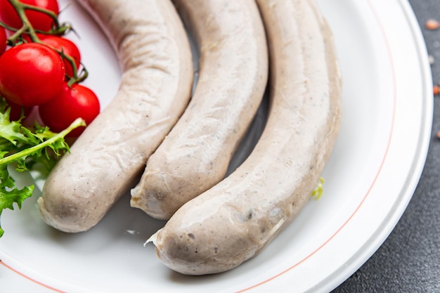 生の白いソーセージ ヴァイスヴルスト子牛肉豚肉ラード スパイス自然な食事食品スナック テーブルの上