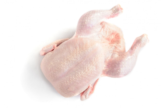 Foto pollo intero crudo isolato su bianco