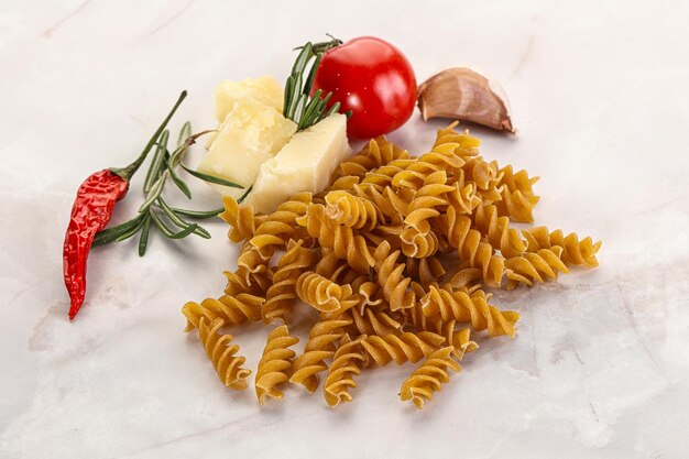 Foto fusilli di pasta cruda a grano intero