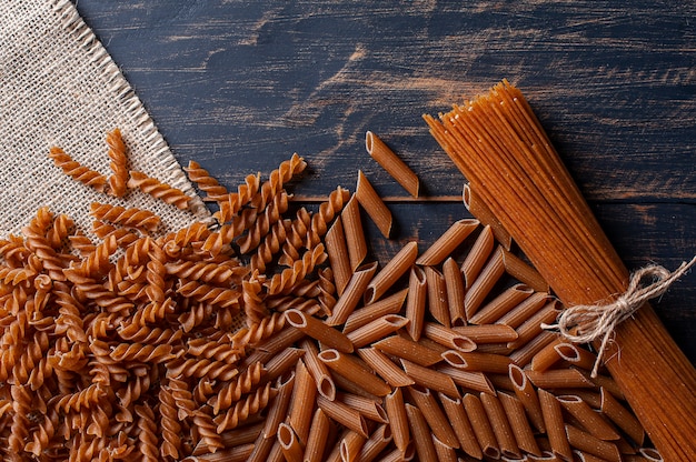 Pasta integrale cruda, spaghetti, penne e fusilli