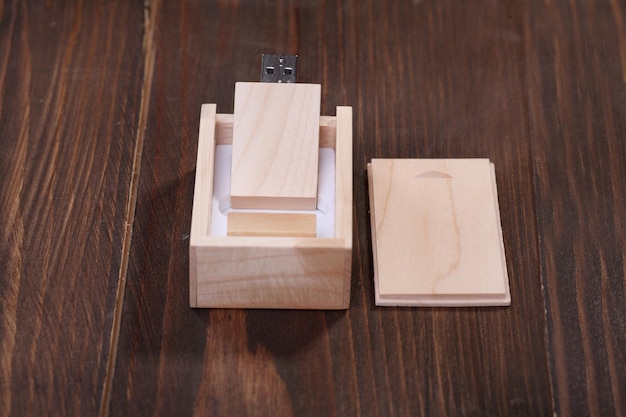 Необработанный деревянный ящик для мелочей