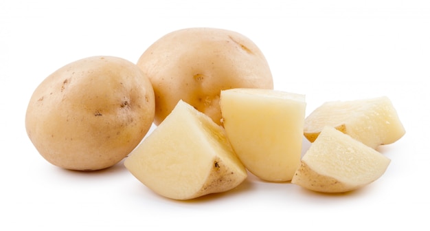 сырой желтый картофель изолирован