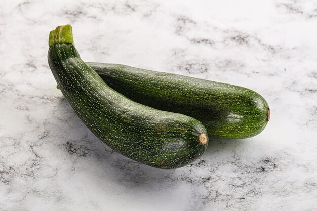 Photo raw young small green zucchini