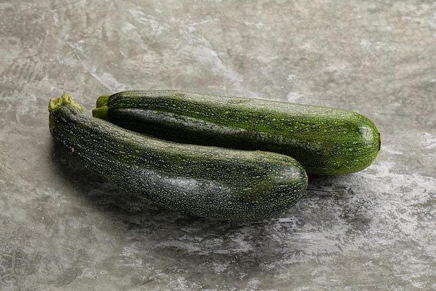 생생 한 어린 작은 녹색 zucchini