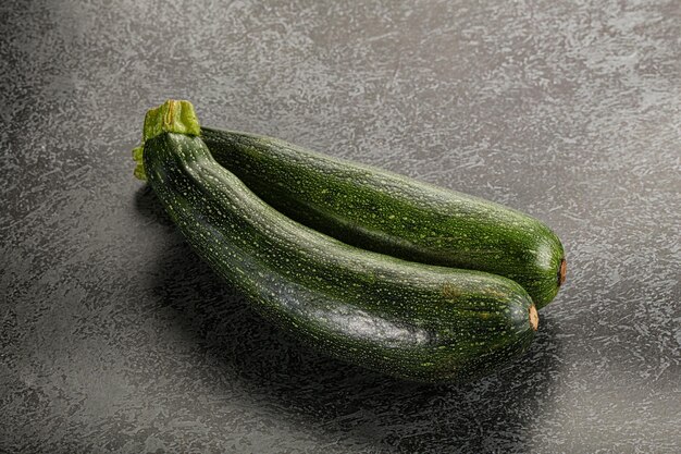 Photo raw young small green zucchini