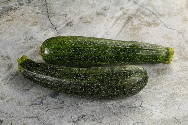 Фото Сырые молодые зеленые zucchini