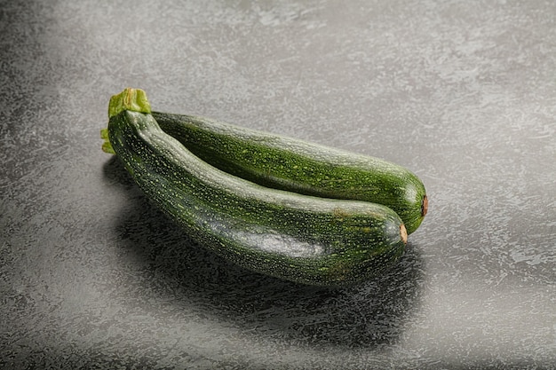 Photo raw young small green zucchini