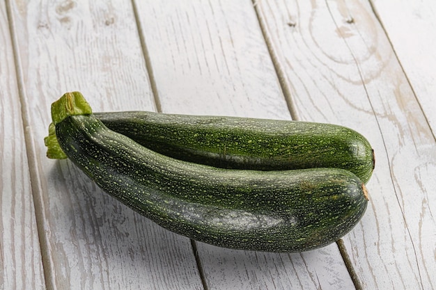 생생 한 어린 작은 녹색 zucchini