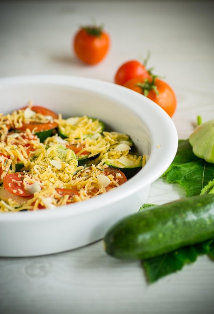 Foto zucchine crude e pomodori a fette con formaggio preparato per la cottura