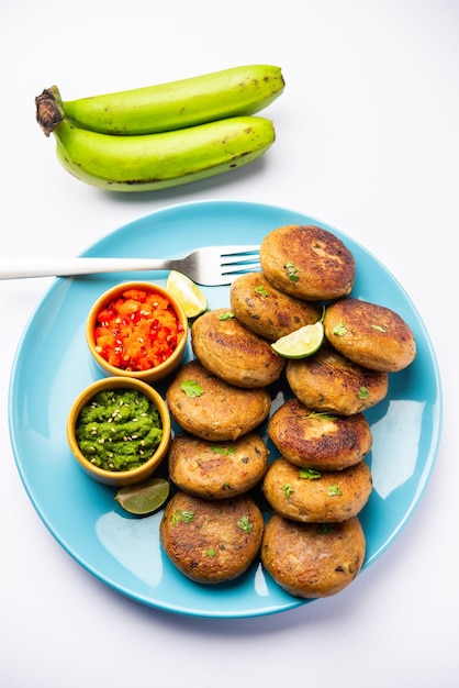 Rawana cutlet ook wel plantain of kacche kele ki tikki of patties geserveerd met chutney