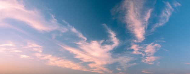 写真 夕日の光線が雲のワイドショットを突破します