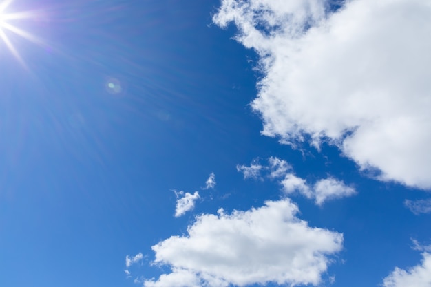 積雲と青い空の太陽の光線。