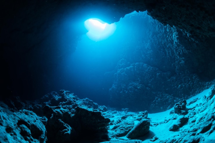 Photo rays of sunlight into the underwater cave
