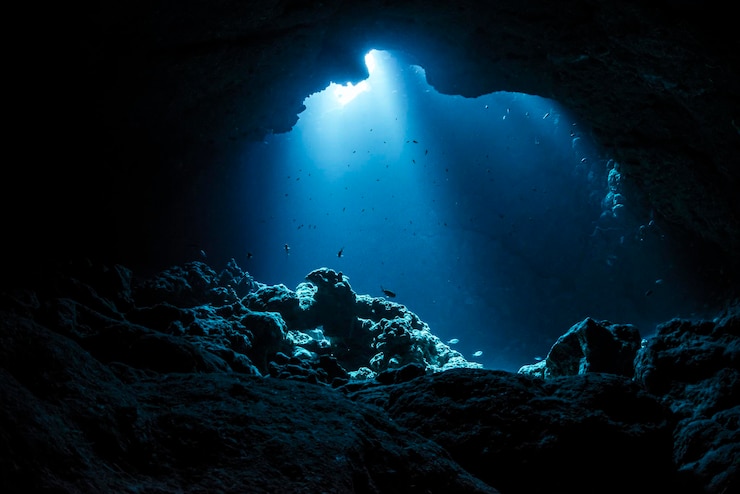 Photo rays of sunlight into the underwater cave