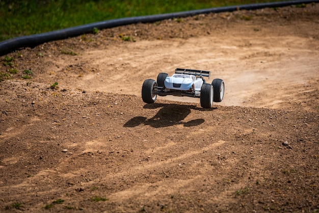 Rc-auto rijdt op een buitenbaan